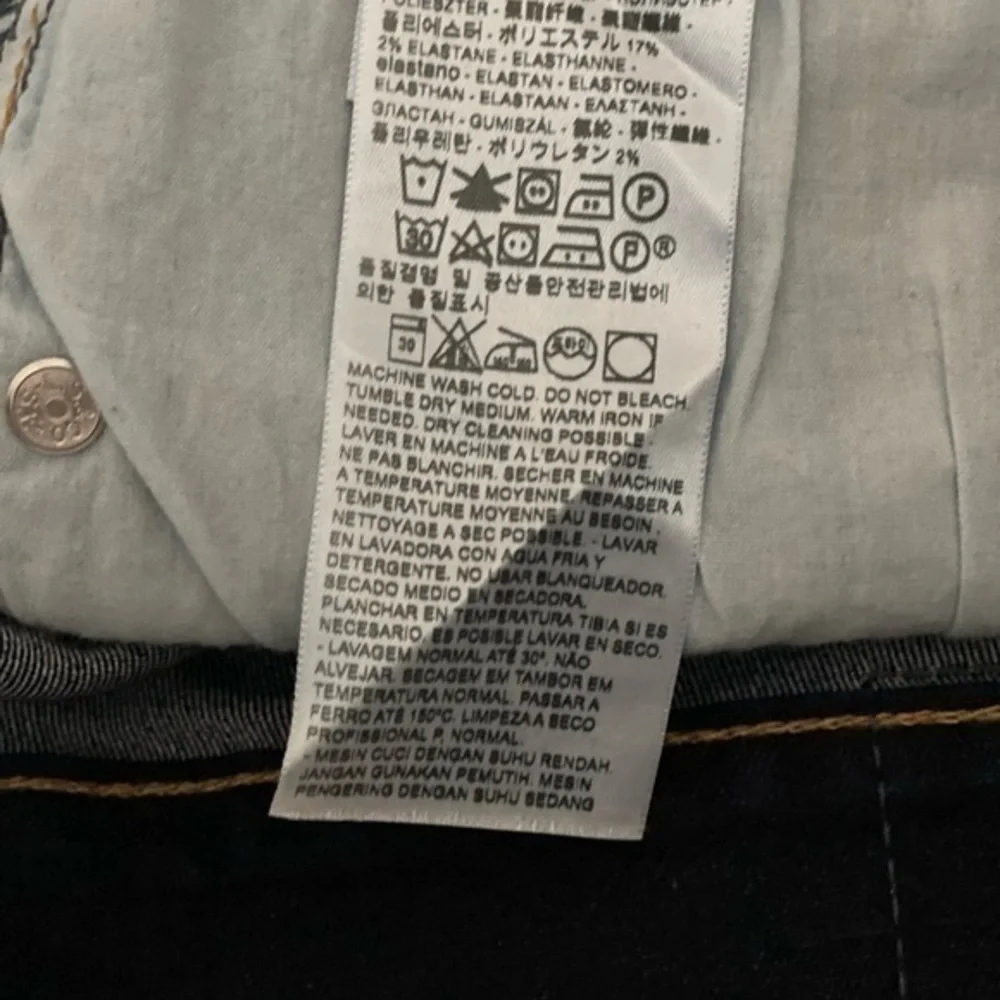 Levi Denim Shorts size 30 - Picture 9 of 9